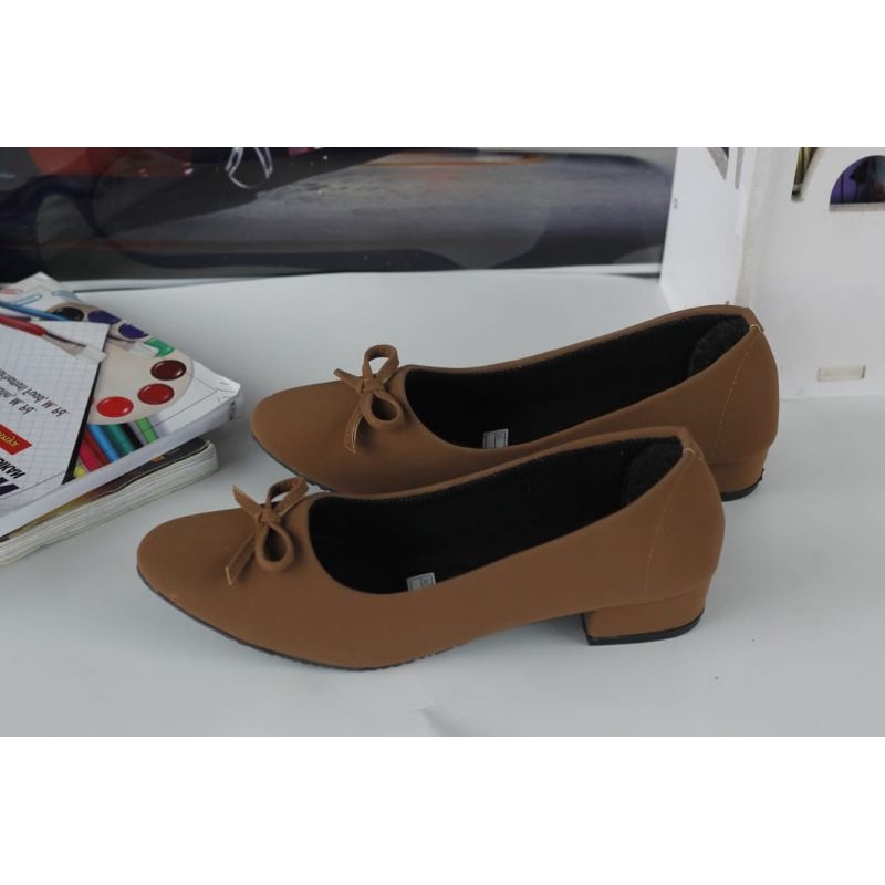 Sepatu wanita hak tahu
