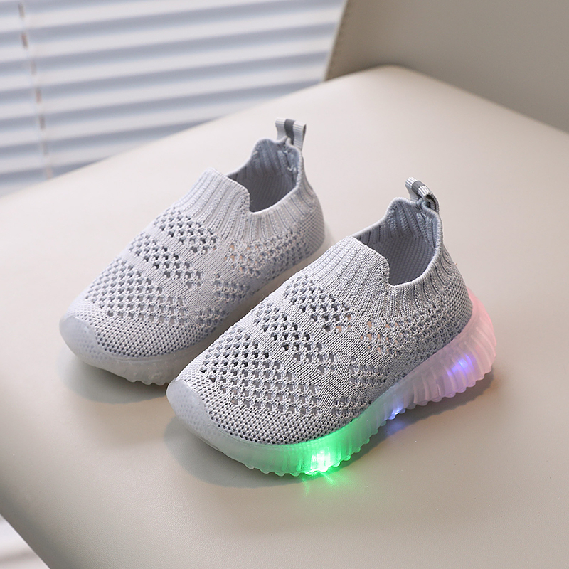 Anak-anak berusia 1-8 tahun slip pada lampu flash sneaker bernapas sepatu sepatu flyknit LED soft bottom non-slip