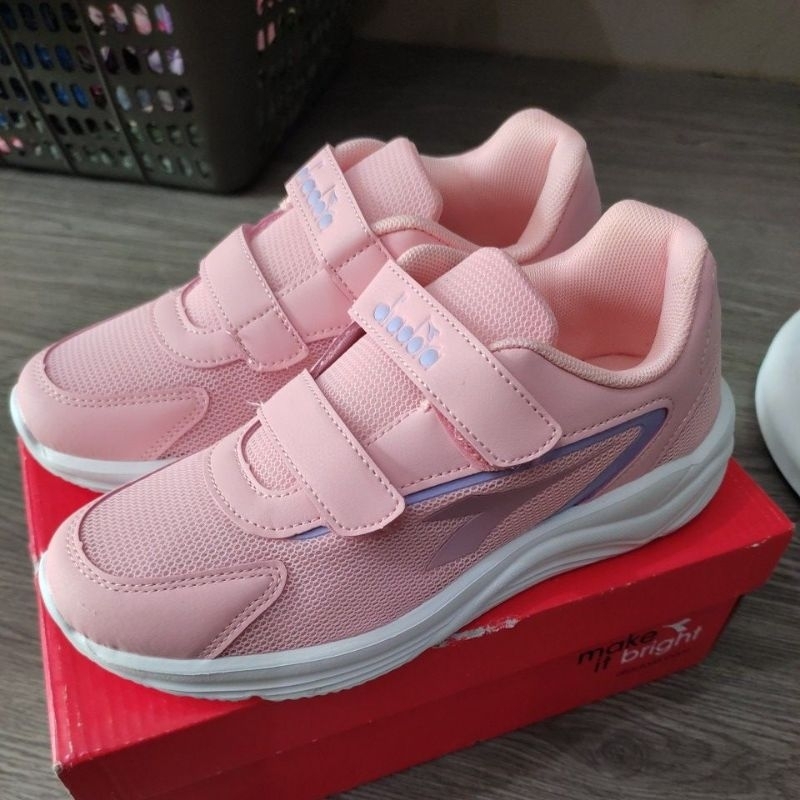 Sepatu Diadora Flo JR