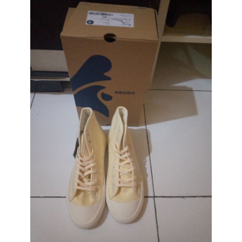 Sepatu Brodo VTG Cream