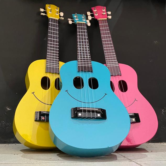 Ukulele smile bahan kayu warna warni