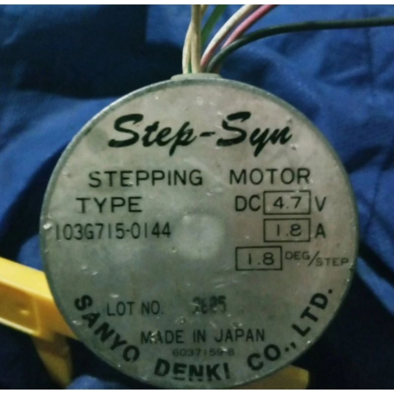 motor stepper Sanyo denki besar Current = 1.8 A - 1,8deg/step- unipolar 6 wire