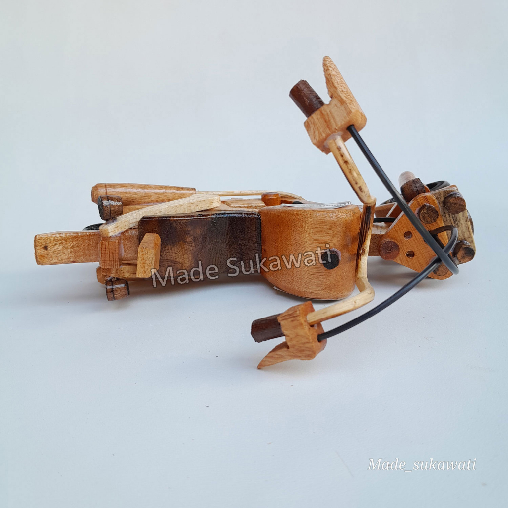 Miniatur motor Harley kerajinan kayu handmade