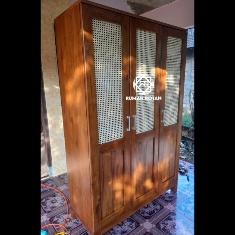 Almari pakaian kayu jati pintu 3 engsel kombinasi anyaman rotan