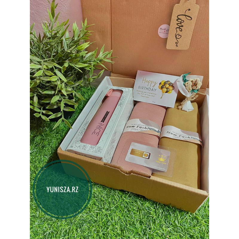 

Hampers Botol dan hijab polos/ Hampers murah/ kado ultah/kado wisuda