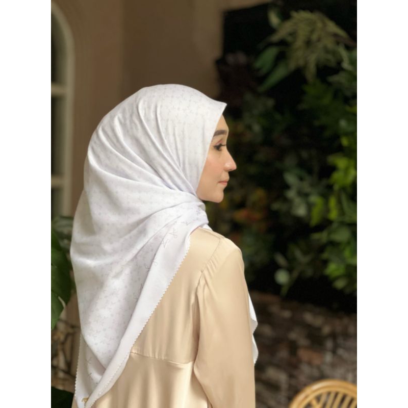 Segi empat arza scarves