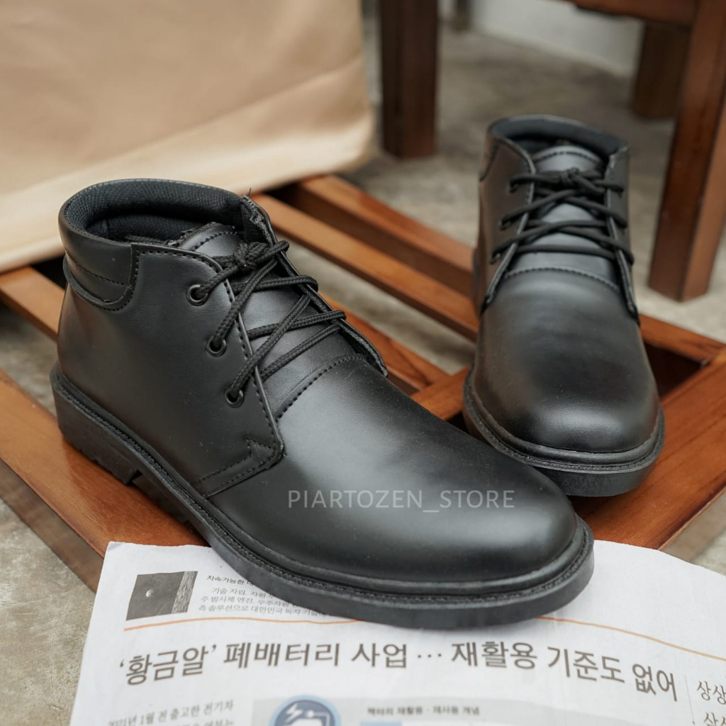 Sepatu PDH Pria untuk Dinas Paskibra, POLRI, TNI, dan Satpam, Model Tali 3, Warna Hitam Doff, Terbuat dari Kulit Sintetis.