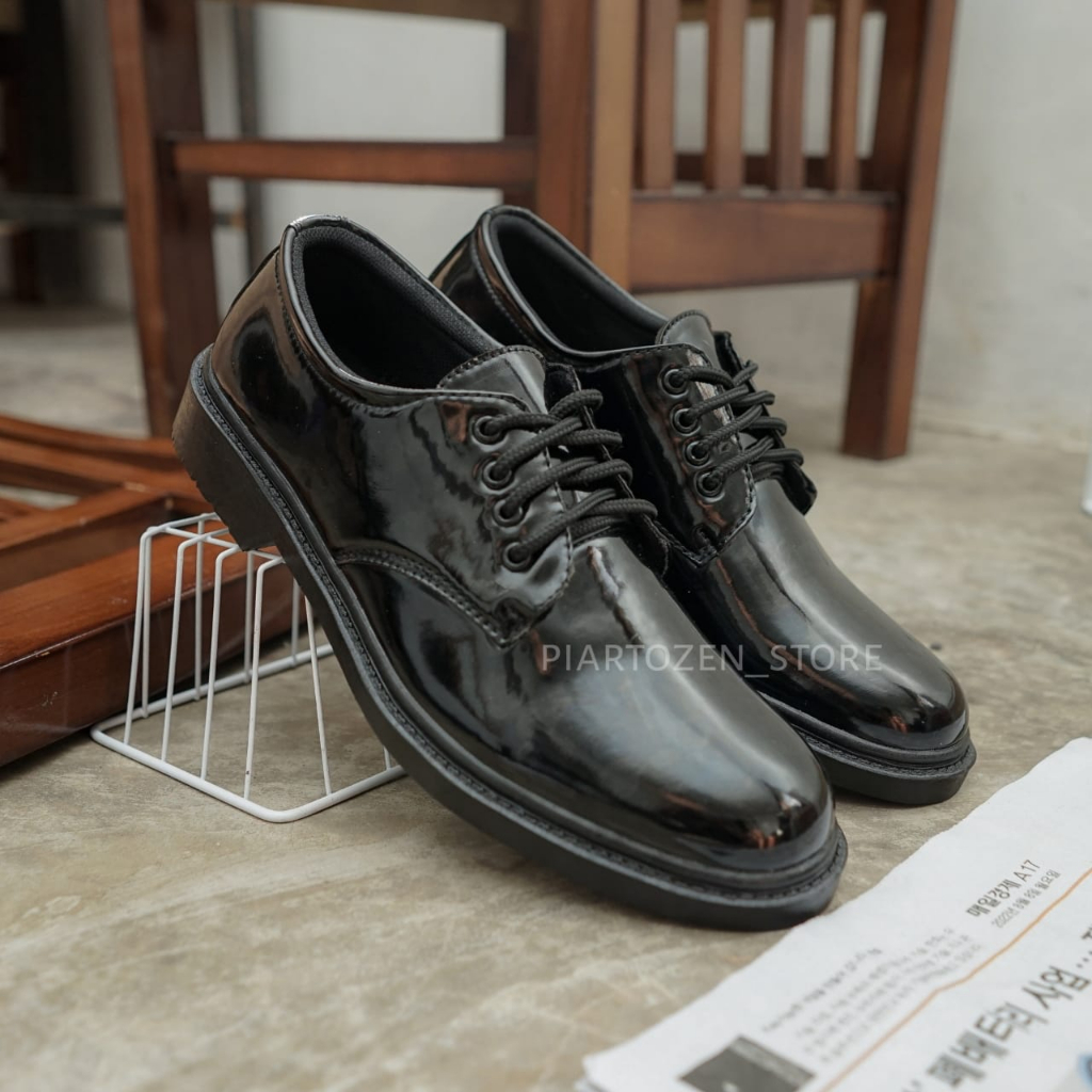 Sepatu PDH Pria Model Pendek Tali Pentopel untuk Dinas Kantor, Warna Hitam Mengkilap, Bahan Kulit Sintetis.