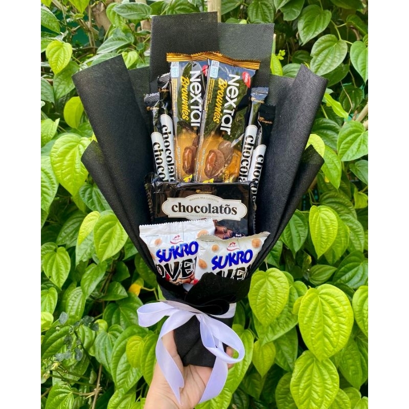 (K) BUKET SNACK SERBA HITAM ELEGAN/ BUKET BUNGA PALSU/ HAMPERS / BUKET WISUDA / BUKET BONEKA / HADIAH ULANG TAHUN COWOK COWO / HADIAH PERNIKAHAN / HADIAH UNTUK CEWEK / HADIAH UNTUK IBU ISTRI SUAMI TEMAN/ ANNIVERSARY/ VALENTINE / ULTAH