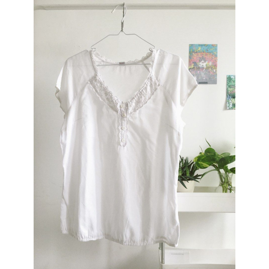 top blouse korea casual formal / simple putih / ruffle renda