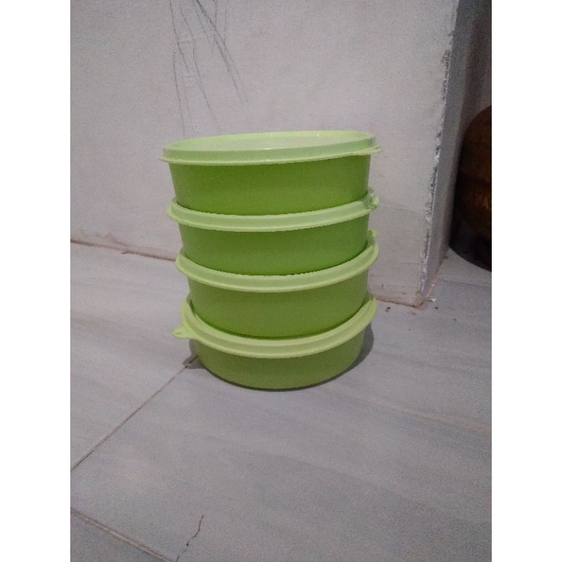 large handy bowl Tupperware Second