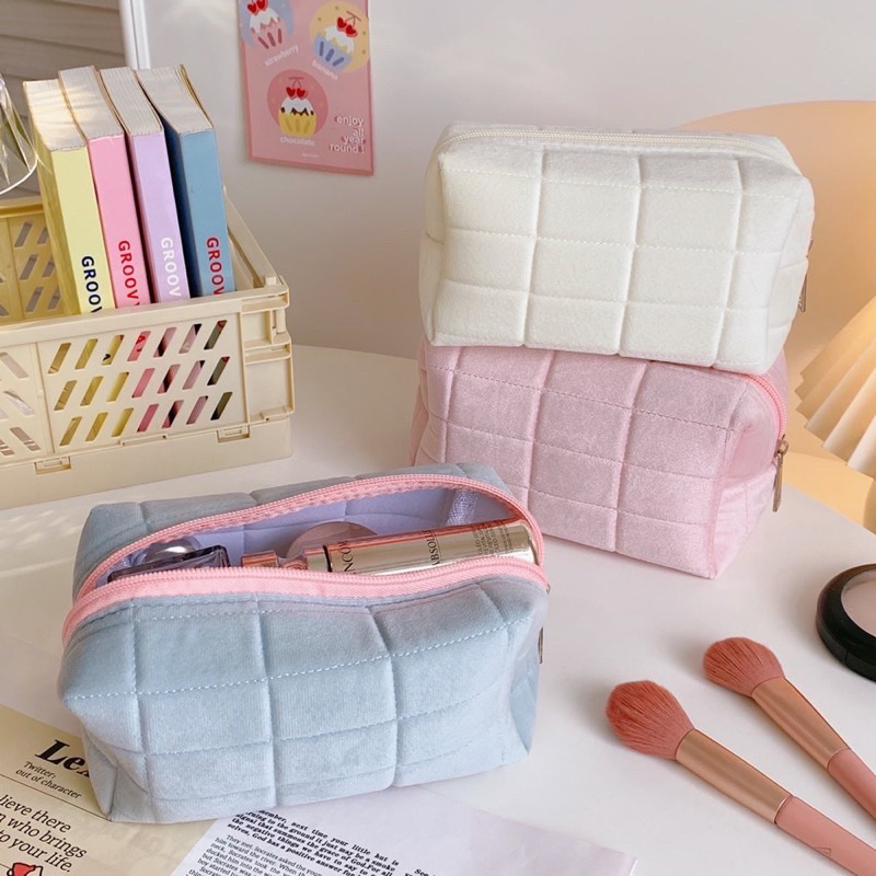 

Tempat Pensil / Kotak Pensil Fluffy Aesthetic Import Korea / Dompet Make Up Pastel Tempat Alat Tulis / Pencil Case Ready Stock