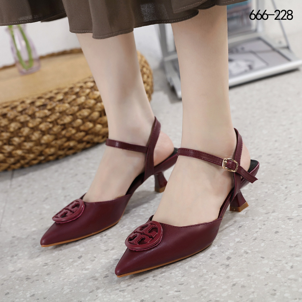 t 666-28 Leather Slingback Heel With Buckle