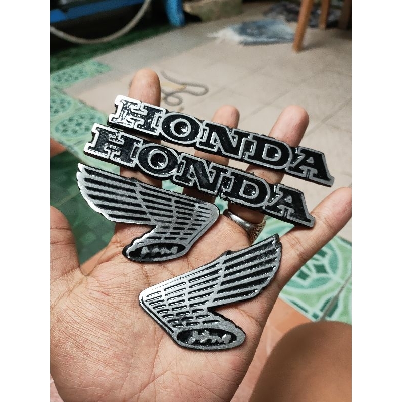 emblem tangki cb100 glatik 1 set (warna hitam)logo emblem tangki Honda cb100