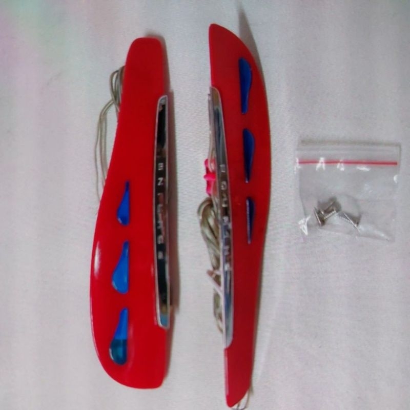 wiper wing lampu warna biru body merah dan silver