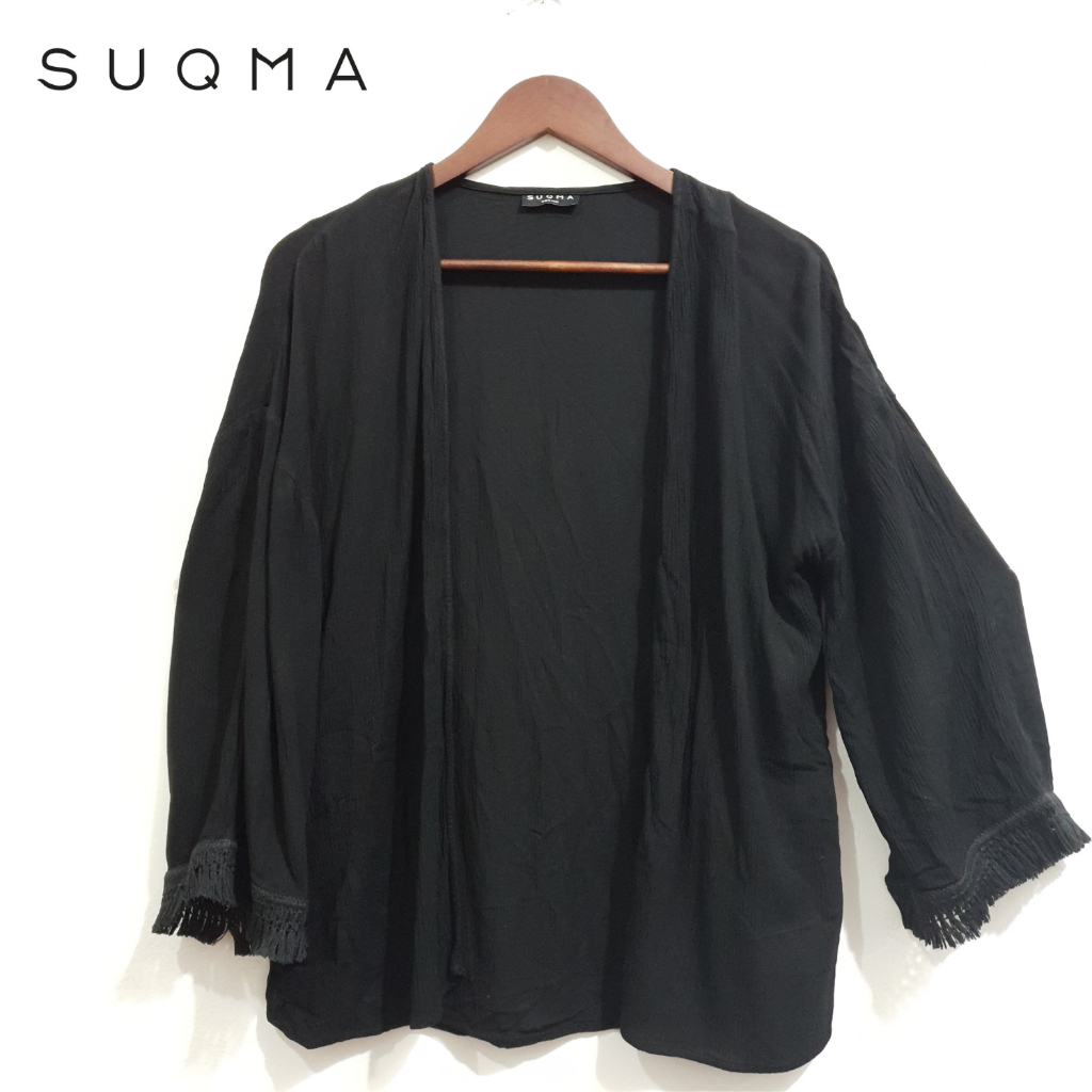 Suqma Outer Hitam Polos Lengan Ruffle Hijab Friendly