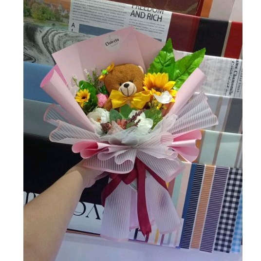 

Buket artificial boneka