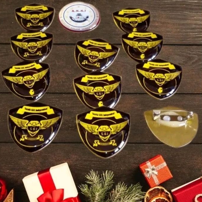 Pin kuningan berlapis resin