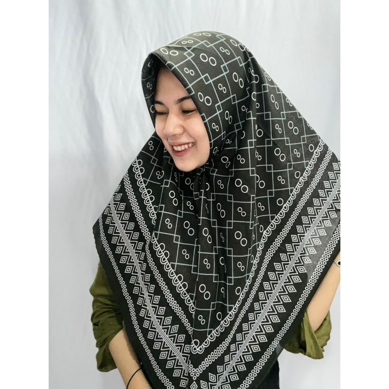 HIJAB VOAL SEGIEMPAT MOTIF || Ma'Dona series || mimpiinkamuselalu