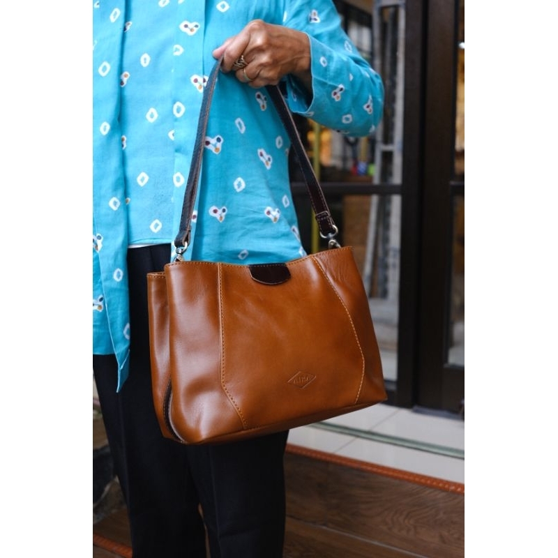 Tas Selempang Wanita Sling Bag Aura Kulit Sapi Asli Bahan Pull Up Leather Terbaru Kain Lurik Tradisional Tali Panjang Adjustable Tali Pendek Kekinian Original