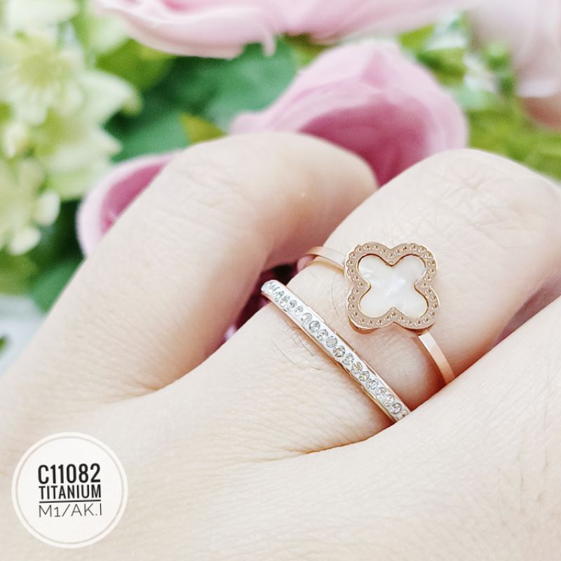 Cincin titanium set clover putih C11082