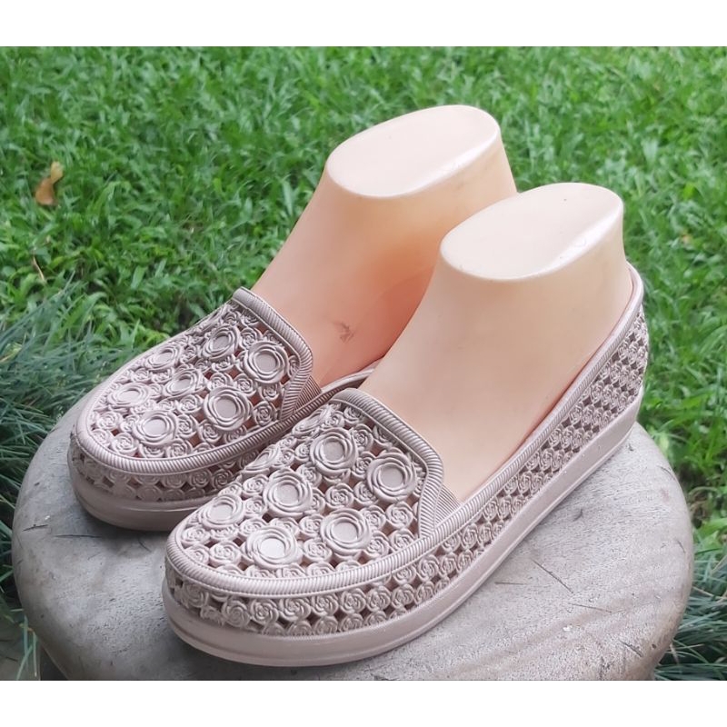 Sepatu Wanita Q-989 Polos Cream Sepatu PVC Tahan Air Anti Slip