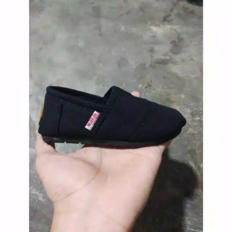 SEPATU SLIP ON ANAK PRIA WAKAI FULL BLACK TERMURAH