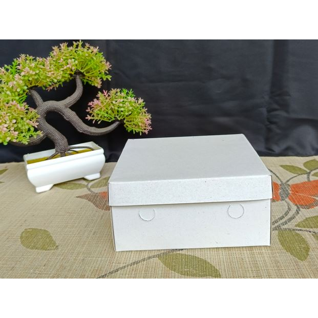 

Terlaris!!Dus Makanan / Dus Nasi / Box Nasi / Dus Polos Khajatan 310 Biasa Ukuran 15x15