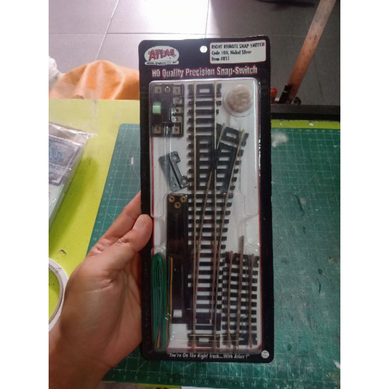 Jual wesel kanan Rel Kereta Track HO merek Atlas .  Sudah REMOTE SNAP