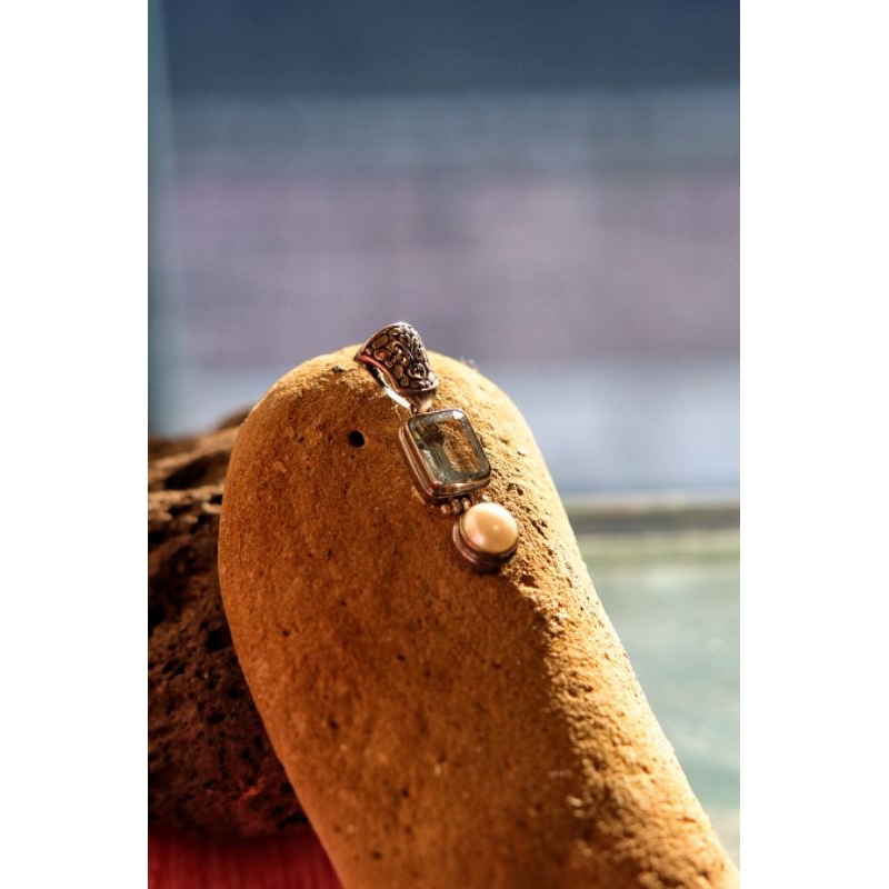 liontin blue topaz mutiara