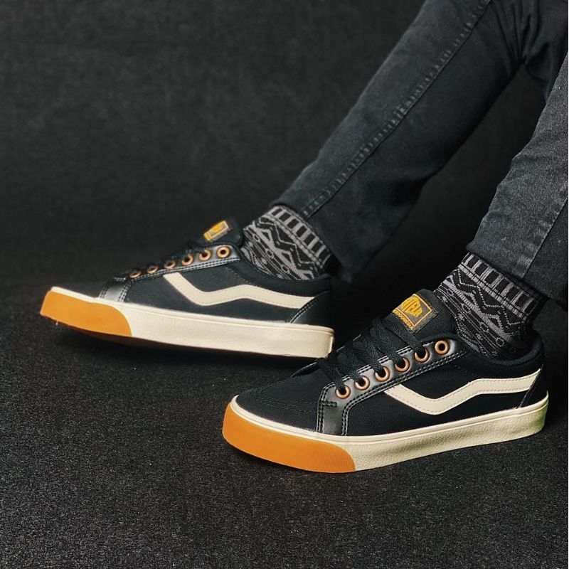 Ventela Republic Gum Low ORIGINAL - Black/Gum