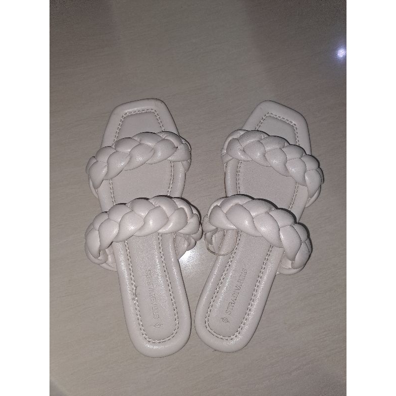 Sendal / Sandal Stradivarius Putih ukuran 36