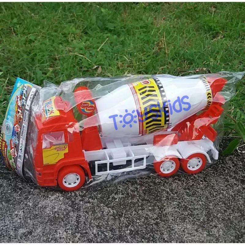 truk molen atau mobil molen atau truk mixer