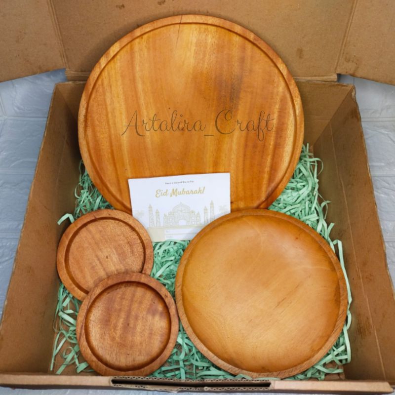 

Sovenir Nikah / Kado Wisuda / Hampers Nikah / Hampers Lebaran / Hampers kayu / Satu Set Piring Kayu
