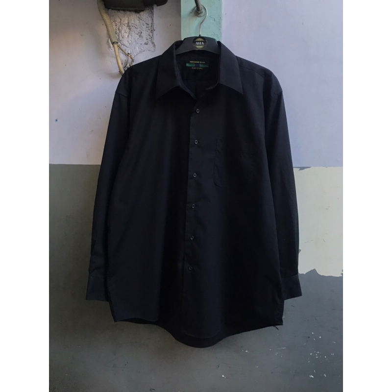 kemeja hitam Alexander Julian