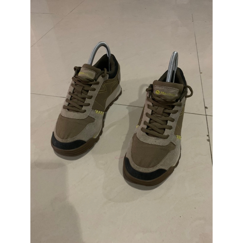 Sepatu marmot & jaket black yak
