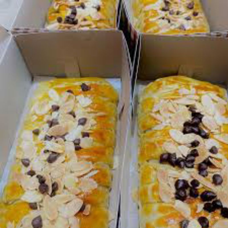 

strudel almond keju coklat