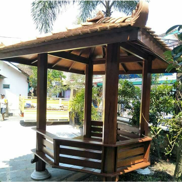 Saung Taman Model Sandaran Segi 6 Tiang 4 Ukuran 200x200 cm Kayu Kelapa Atap Genteng Tanah Model Lun