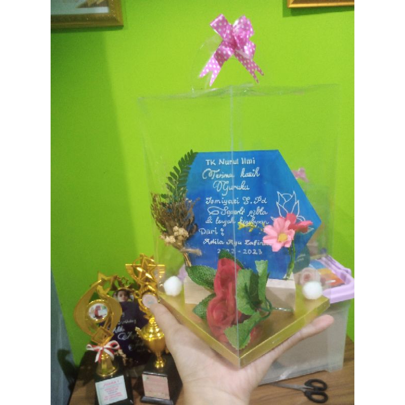 

Gift akrilik custom/hampers/kado/cinderamata/souvenir