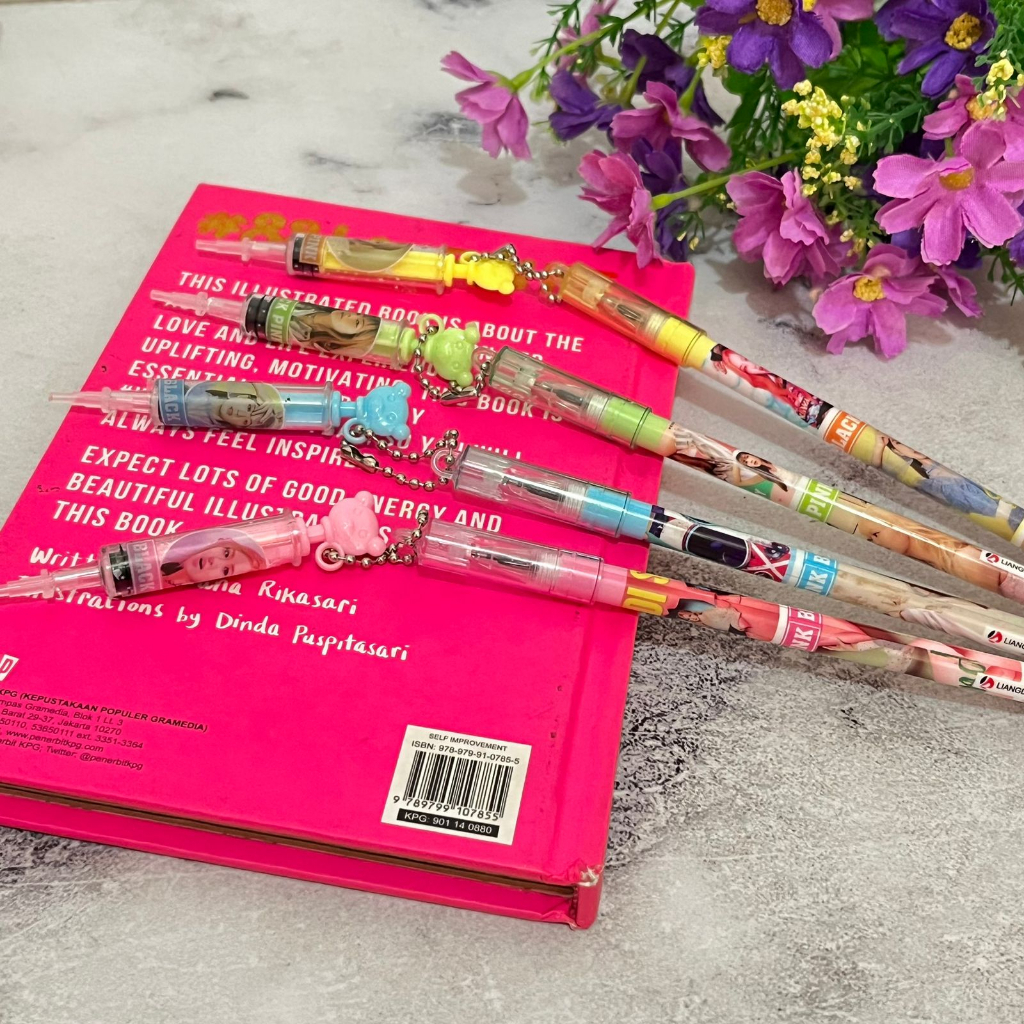 

Pen Gantungan Suntik Black Pink Favorit Anak Cute banget Harga Termurah / Pen Gantungan bentuk Suntikan karakter BPINK tinta gel hitam Kualitas Terbaik bisa COD