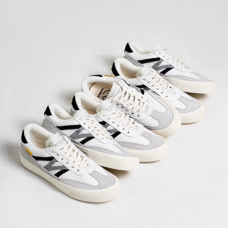 MARQUE.CO - ‘GUSTAV Series-Collaboration with Vront’ Sepatu Casual untuk Pria &amp; Wanita berwarna Putih, dengan Material Kulit, Vulcanised, dilengkapi dengan PU Technology Insole Super Empuk &amp; Nyaman