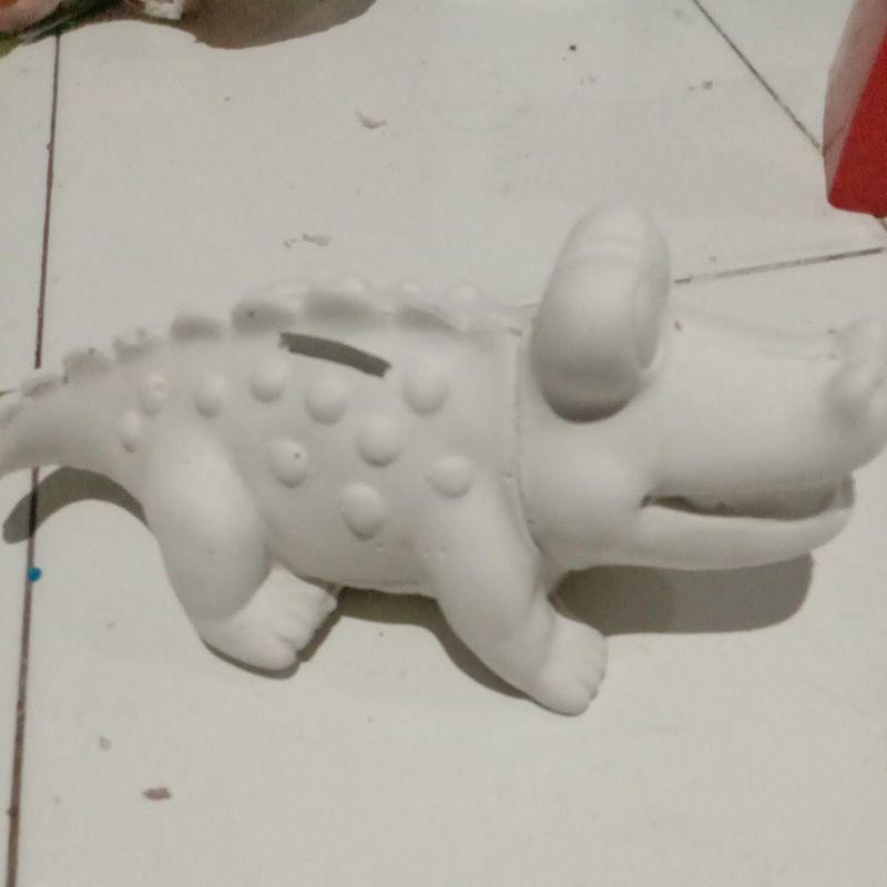 Celengan karakter buaya dari gypsum