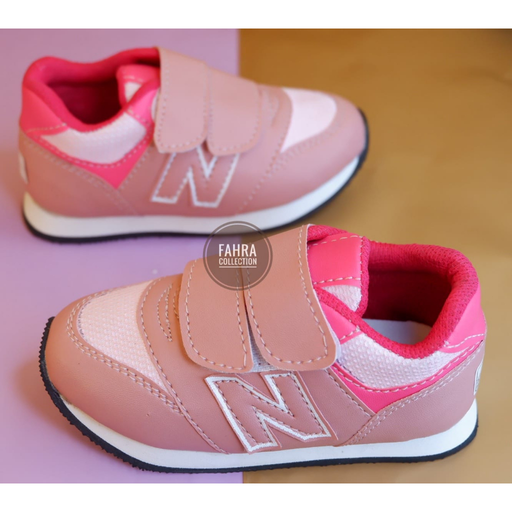 sepatu sneaker anak motif N warna pink