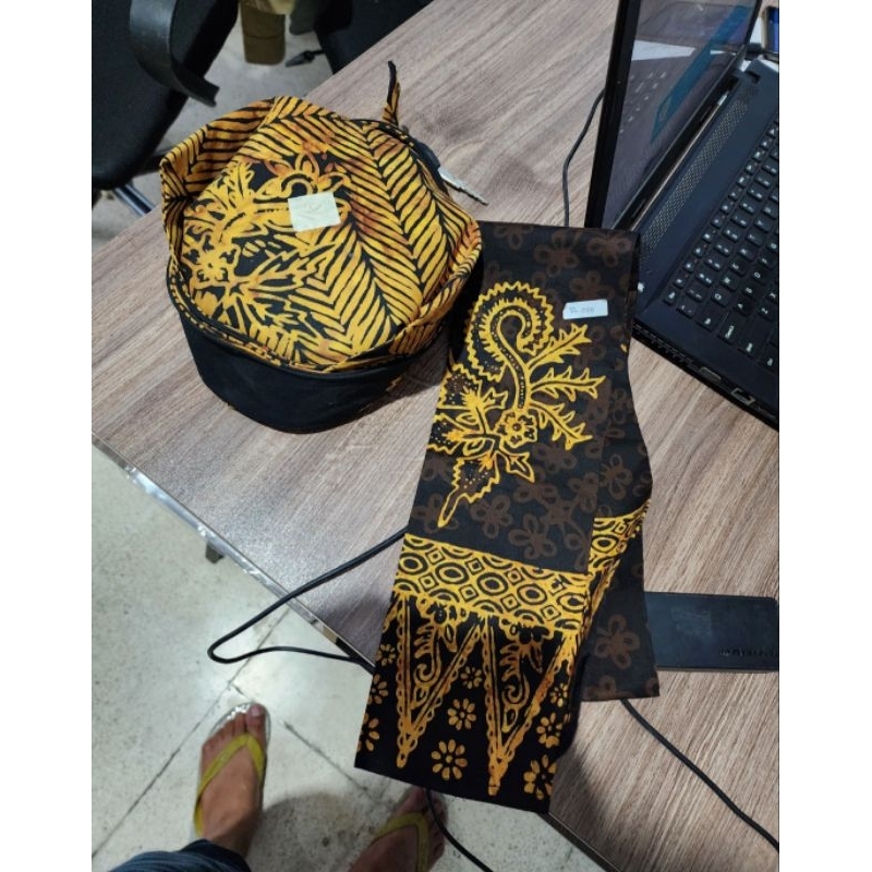 syal batik Banyuwangi dan udeng Banyuwangi