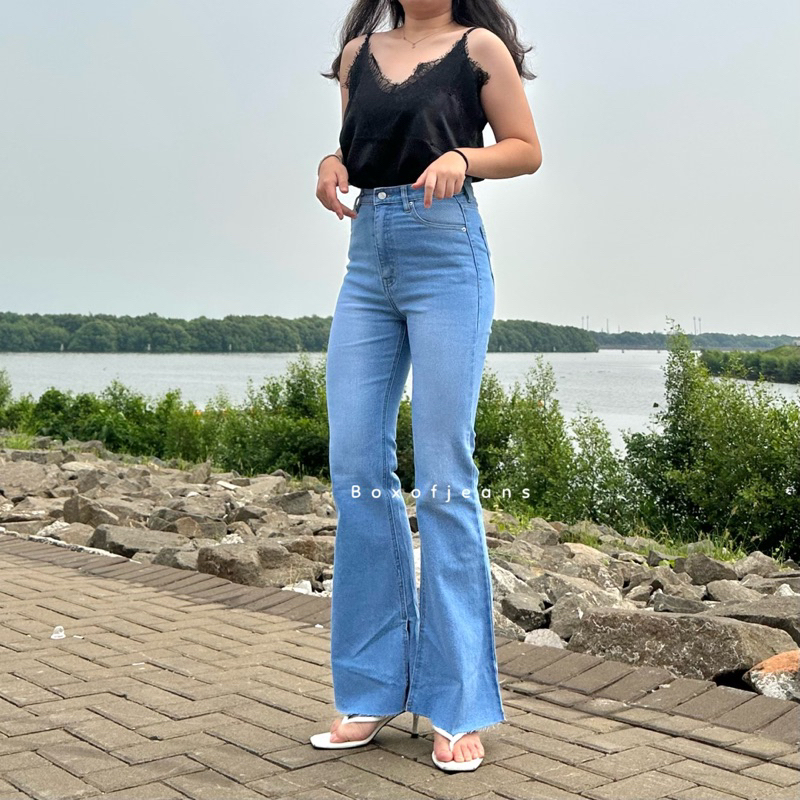 Boxofjeans - SLIT HW Flared / Cutbray Jeans - LIGHT BLUE