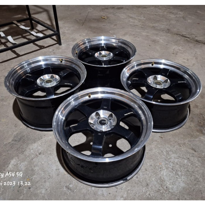 Velg Mobil Bekas Innova Reborn Venturer Ring 18 Lebar 8,5/9,5 Lobang Baut 5 Et 40/35 Velg Te37