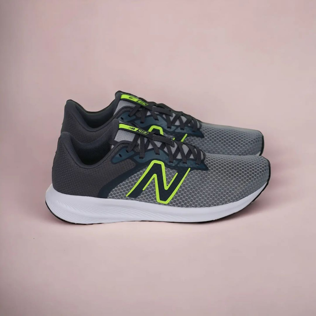 Sepatu Lari Pria NWBC 413 V2 Mens Running Shoes Grey  M413GW2