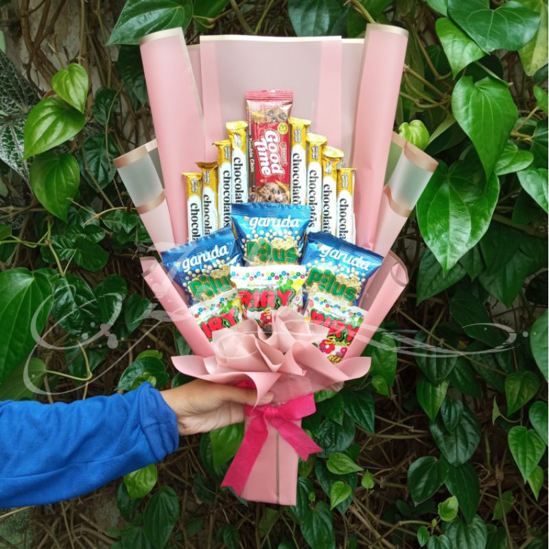 

Buket Snack/Buket Jajan/Buket wisuda/Buket sidang murah/Free gift card/Buket Snack Mix 1