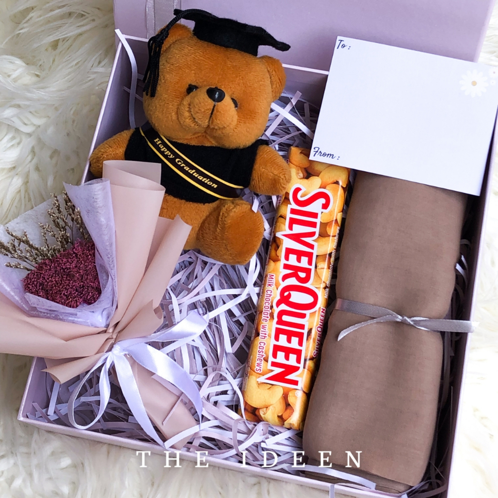 THE IDEEN - 011-02 | HAMPERS WISUDA PINK CEWEK TEDDY BEAR BUKET BUNGA MINI HIJAB SEGIEMPAT FREE KARTU UCAPAN | HARD BOX PREMIUM KADO BONEKA GRADUATION CUTE GIFT SET AESTHETIC