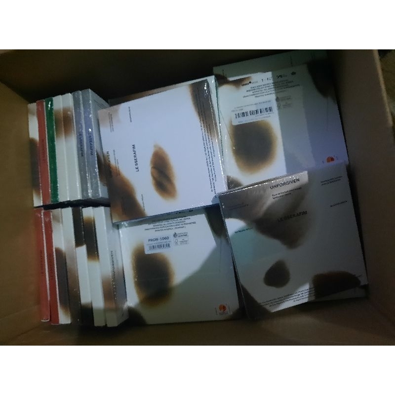 Sharing Compact UNFORGIVEN LE SSERAFIM